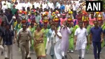 पश्चिम बंगाल की मुख्यमंत्री ममता बनर्जी ने रोड शो किया