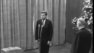 J. F. Kennedy brinda su discurso en París (1961)