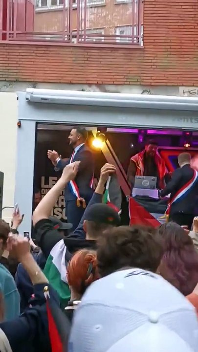 En apparaissant hilares et en joie, hier soir, dans une manif de solidarité avec les victimes de Gaza, les Insoumis choquent sur les réseaux sociaux : "C'est vraiment la résilience la plus rapide qui existe !"