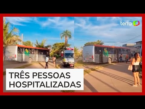 Ônibus desgovernado arrasta carros e sobe em calçada no DF