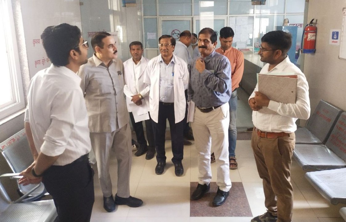 जिला प्रभारी सचिव व जिला कलक्टर ने किया अस्पताल का निरीक्षण