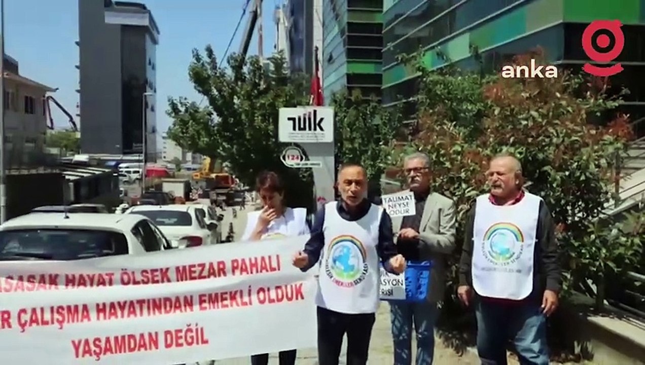 Emekliler TÜİK binası önünden seslendi: "Enflasyonu baskılanmış TÜİK verilerine göre değil, emeklinin enflasyon sepetine göre açıklayın"