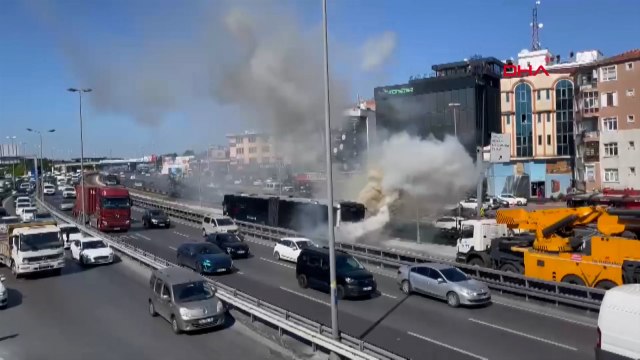 Küçükçekmece'de metrobüs yangını