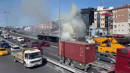Küçükçekmece'de metrobüs yangını! İtfaiye ekibi sevk edildi