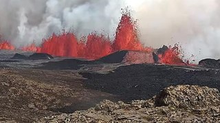 İzlanda'da yanardağ yine patladı