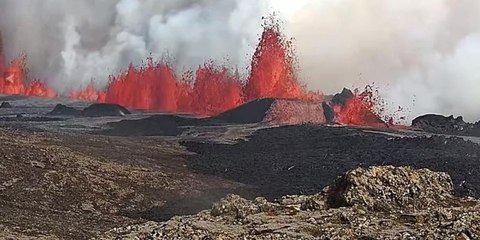 İzlanda'da yanardağ yine patladı
