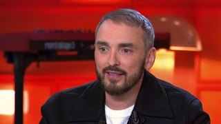 Christophe Willem découvre un fan dénudé dans son lit : 