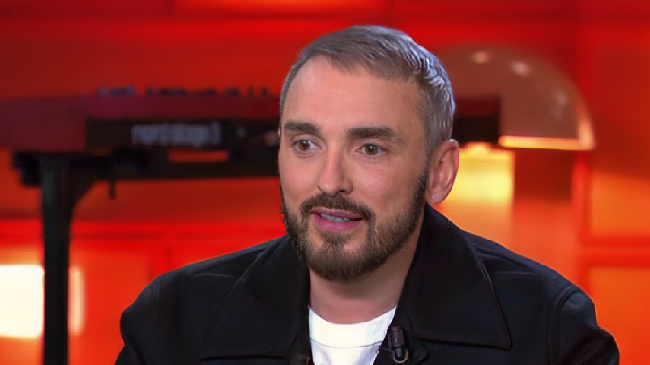 Christophe Willem découvre un fan dénudé dans son lit : "Il avait la...