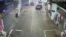 No DF, carro invade loja de conveniências em posto de gasolina e atinge mulher que lanchava em uma das mesas