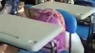 Graban a niños cantando y orando en su aula