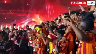 Kutlamalarda veda eder gibiydi! Kerem Aktürkoğlu, Galatasaray'dan ayrılıyor