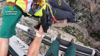 Spagna, alpinisti bloccati su una parete rocciosa a 200 metri d'altezza: il video del soccorso da brivido