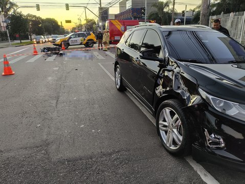 Veja momento em que PM fura sinal vermelho e bate contra motociclista em Curitiba