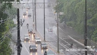 Chuva intensa gera vários transtornos em João Pessoa e litoral está sob alerta do INMET