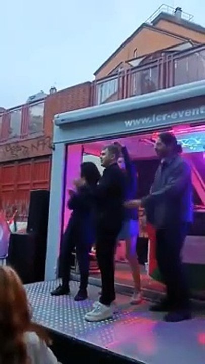 Louis Boyard danse sur la musique de Rabbi Jacob