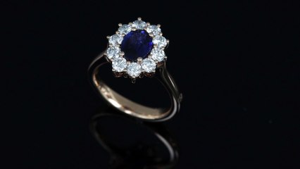 Anello modello rosetta con zaffiro dello Sri Lanka da 1.26 ct della collezione Prestige realizzato dalla Gioielleria Casavola di Noci