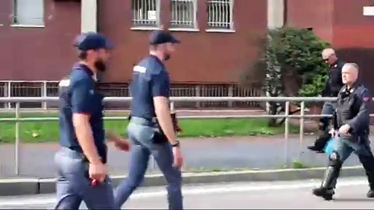 Rivolta al Beccaria: gli agenti di Polizia circondano il carcere minorile