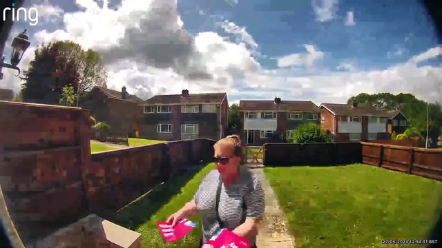 Tory canvasser removes Labour leaflet from letterbox
