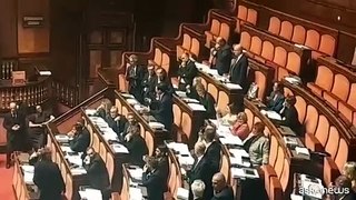 Premierato, l'opposizione toglie la giacca per protesta: seduta sospesa