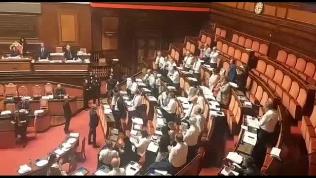 Premierato, l'opposizione toglie la giacca per protesta: seduta sospesa