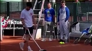 Carlos Alcaraz nettoie les lignes de son terrain à Roland Garros