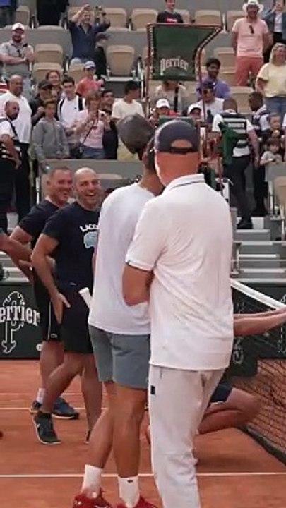 Novak Djokovic fait une partie de pétanque sur le cour de roland Garros
