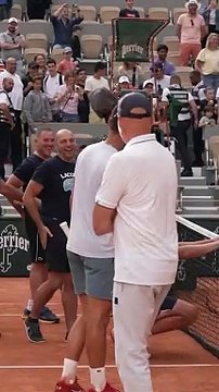 Novak Djokovic fait une partie de pétanque sur le cour de roland Garros