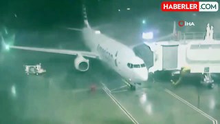 ABD'de etkili olan fırtına park halindeki yolcu uçağını döndürdü