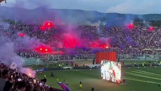 Fiorentina, l'inno allo stadio Franchi: maxischermi in diretta da Atene, impianto gremito
