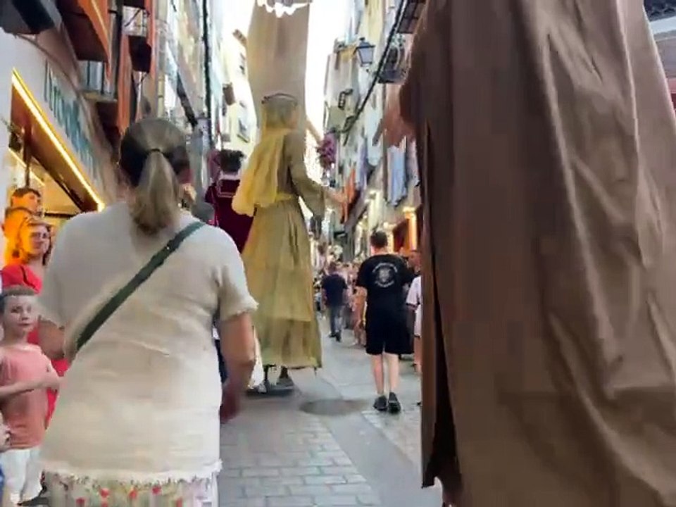 Los gigantones alegran la víspera del Corpus.
