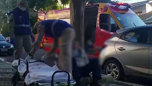 Idoso fica ferido ao cair na calçada na Rua Visconde do Rio Branco
