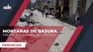 Montañas de basura frente a la comida del pueblo