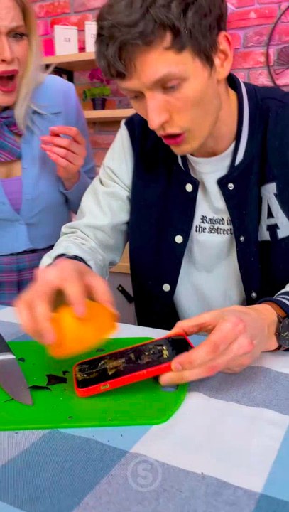 Il a cassé son téléphone ?? La réparation à la fin #courts métrages #skits #comédie #farces