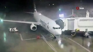 Şiddetli fırtına koca uçağı döndürdü!