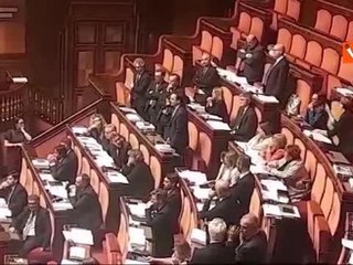 Premierato, protesta opposizioni in Aula, senatori tolgono la giacca (obbligatoria da regolamento)