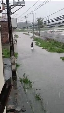 Chuva invade casas no bairro Iparana, em Caucaia