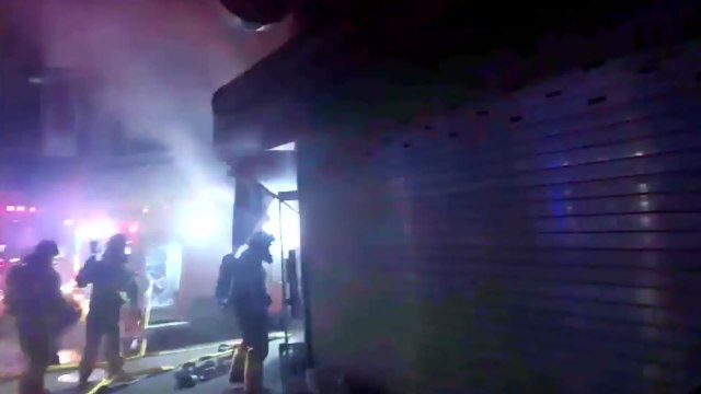 새벽 시간 슈퍼마켓에서 불...5명 자력 대피 / YTN