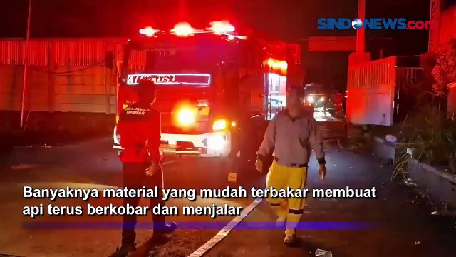 Kebakaran Gedung Kantor di Area Pabrik Cengkareng, 7 Unit Mobil Damkar Dikerahkan