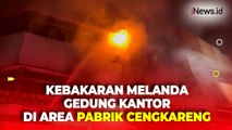 Detik-Detik Gedung Kantor di Area Pabrik Cengkareng Terbakar, 7 Unit Mobil Damkar Dikerahkan