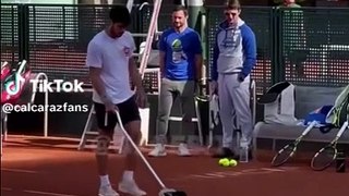 Carlos Alcaraz nettoie les lignes de son terrain à Roland Garros