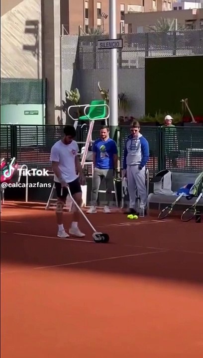 Carlos Alcaraz nettoie les lignes de son terrain à Roland Garros