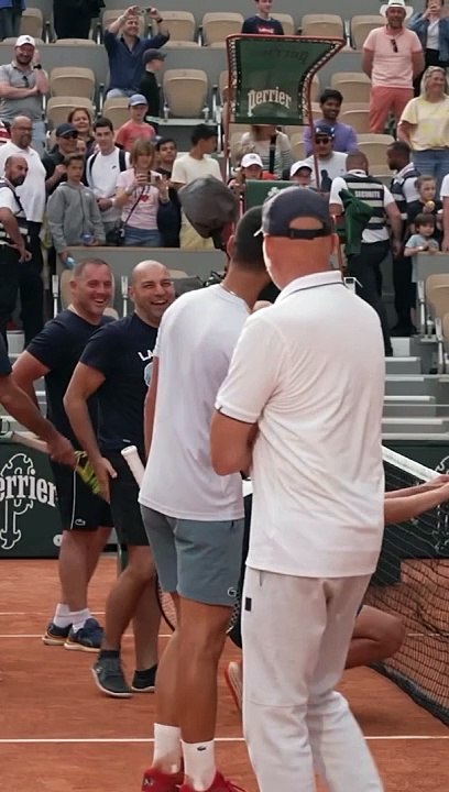 Novak Djokovic fait une partie de pétanque sur le cour de roland Garros