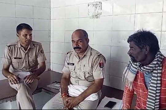 रेलवे कॉलोनी में युवक की चाकू से गला रेतकर हत्या