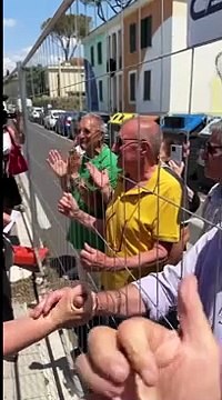 Roma: ecco come vengono smontati i tralicci dell'alta tensione al Trullo