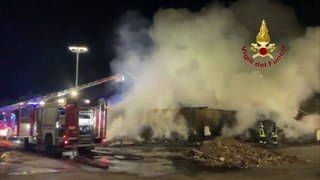 Fiamme in un'azienda per lo smaltimento dei rifiuti a Lamezia Terme