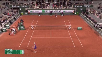 Скачать видео: Roland-Garros - Swiatek s'en sort face à Osaka