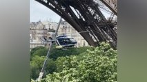 Paris : un hélicoptère vole sous la tour Eiffel