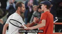 Roland-Garros - Sinner remercie le public après sa victoire contre Gasquet