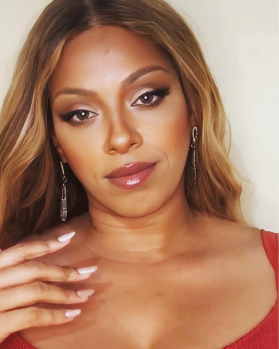 Is this Beyoncé or her twin? This woman looks EXACTLY like the popstar!
