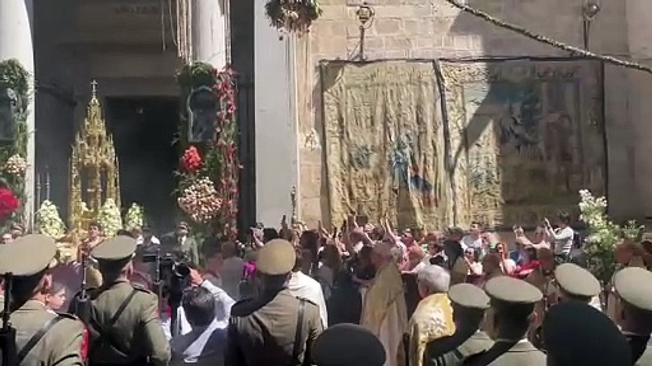 Emotivo momento de la salida de la Custodia en el Corpus